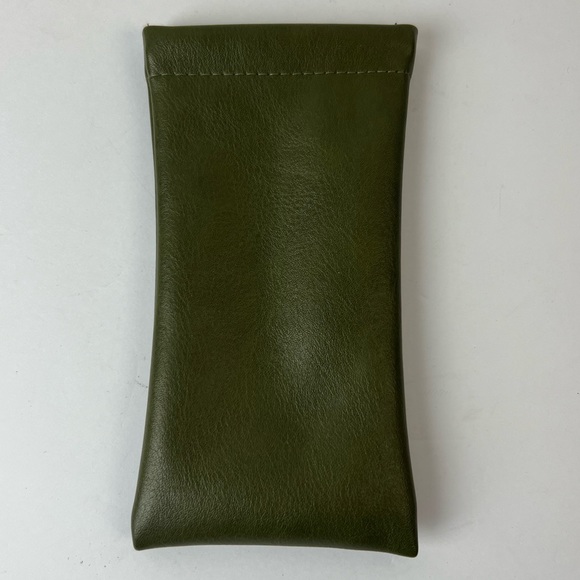 AIRE Green Sunglasses Case & Cleaning Cloth - Picture 4 of 6